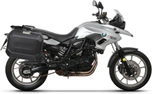 Kompletná sada bočných čiernych hliníkových kufrov SHAD TERRA BLACK 36L/47L, vrátane montážnej sady SHAD BMW F 650 GS/ F 700 GS/ F 800 GS