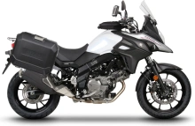 Kompletná sada bočných čiernych hliníkových kufrov SHAD TERRA BLACK 47L/47L, vrátane montážnej sady SHAD SUZUKI DL 650 V-Strom