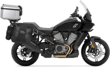 Kompletní sada sedlových brašen SHAD TERRA TR40 a hliníkového 55L topcase, včetně montážní sady SHAD Harley Davidson Pan America 1250
