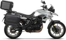 Kompletná sada čiernych hliníkových kufrov SHAD TERRA BLACK , 48L topcase 36L/47L bočné kufre, vrátane montážnej sady a platne SHAD BMW F 650 GS/ F 700 GS/ F 800 GS
