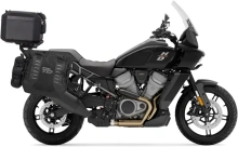 Kompletní sada sedlových brašen SHAD TERRA TR40 a  černého hliníkového 48L topcase, včetně montážní sady SHAD Harley Davidson Pan America 1250