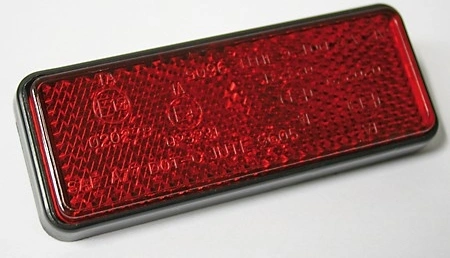 Odrazka sa skrutkou M5 - červená, 91,5x36mm, "E"
